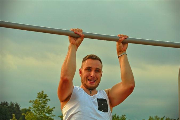 單杠拉不上去怎么練 單杠引體向上訓(xùn)練方法 單杠拉不上去怎么練 單杠引體向上訓(xùn)練方法