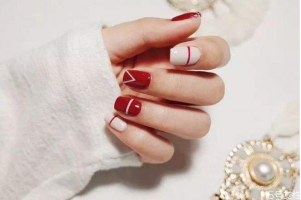 怎么做美甲呢 如何避免把美甲涂得凹凸不平 怎么做美甲呢 如何避免把美甲涂得凹凸不平
