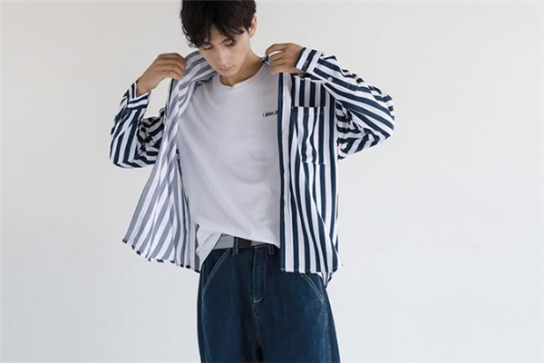 豎條紋襯衫怎么搭配 男生豎條紋襯衫搭配圖片 豎條紋襯衫怎么搭配 男生豎條紋襯衫搭配圖片