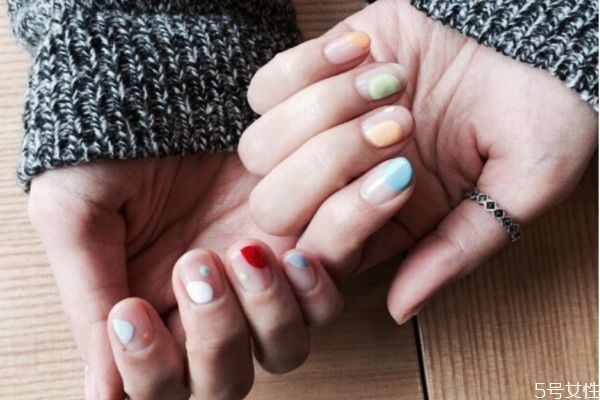 怎么做美甲呢 如何避免把美甲涂得凹凸不平 怎么做美甲呢 如何避免把美甲涂得凹凸不平