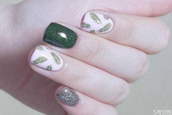 怎么做美甲呢 如何避免把美甲涂得凹凸不平 怎么做美甲呢 如何避免把美甲涂得凹凸不平