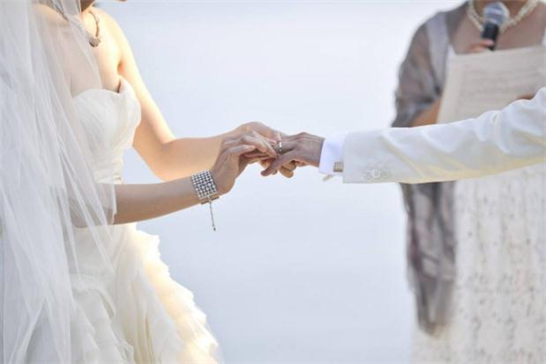 婚戒什么時(shí)候開(kāi)始戴 婚戒是領(lǐng)證后戴還是婚禮后戴