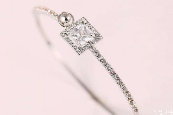 水鉆有什么顏色呢 水鉆和鉆石有什么區(qū)別呢 水鉆有什么顏色呢 水鉆和鉆石有什么區(qū)別呢