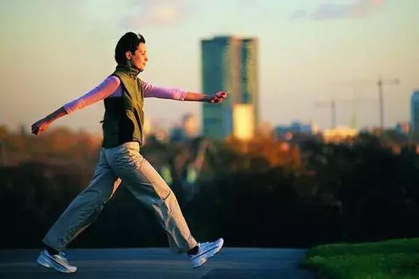 快走和慢跑哪個減肥效果好 快走一小時消耗多少卡路里 快走和慢跑哪個減肥效果好 快走一小時消耗多少卡路里