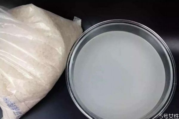 淘米水為什么可以護(hù)膚呢 淘米水的主要成分是什么呢 淘米水為什么可以護(hù)膚呢 淘米水的主要成分是什么呢