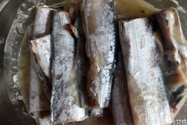 帶魚生長在什么環(huán)境里呢 帶魚的熱量有多少呢 帶魚生長在什么環(huán)境里呢 帶魚的熱量有多少呢