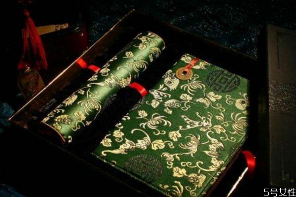 絲綢的衣服有什么缺點(diǎn)嗎 絲綢的衣服怎么洗不會(huì)掉色呢 絲綢的衣服有什么缺點(diǎn)嗎 絲綢的衣服怎么洗不會(huì)掉色呢