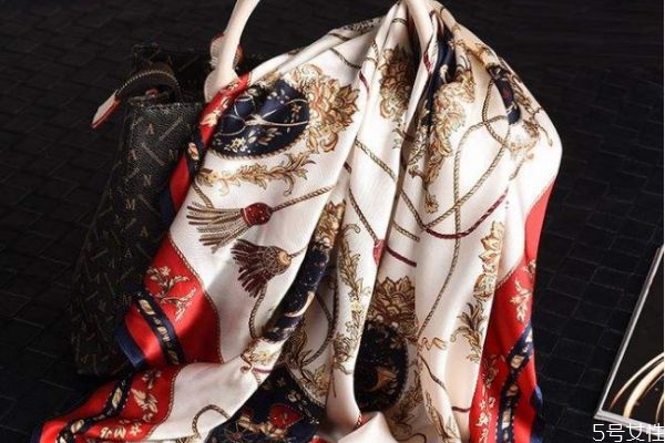 絲綢的衣服有什么缺點(diǎn)嗎 絲綢的衣服怎么洗不會(huì)掉色呢 絲綢的衣服有什么缺點(diǎn)嗎 絲綢的衣服怎么洗不會(huì)掉色呢