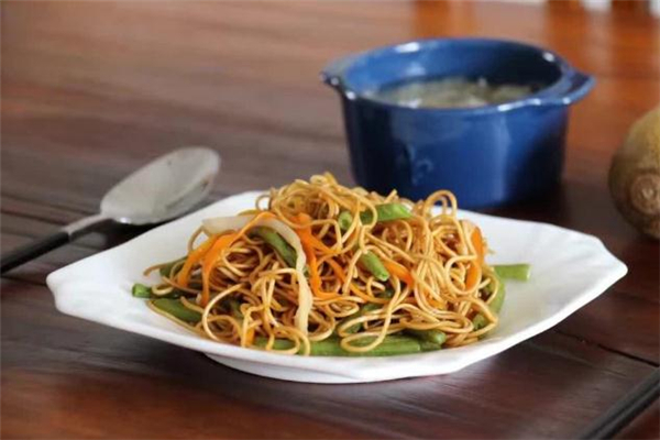 一碗炒面的熱量是多少 減肥的人可以吃炒面嗎 一碗炒面的熱量是多少 減肥的人可以吃炒面嗎