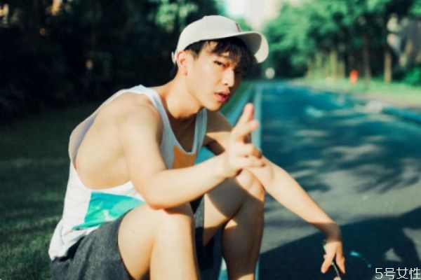 什么叫做直男 和直男談戀愛是什么樣的感受 什么叫做直男 和直男談戀愛是什么樣的感受