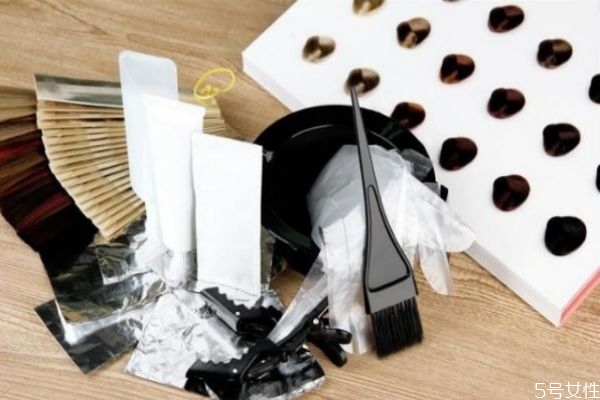 如何讓染過(guò)的顏色掉色慢一些 染發(fā)不掉色的小竅門 如何讓染過(guò)的顏色掉色慢一些 染發(fā)不掉色的小竅門