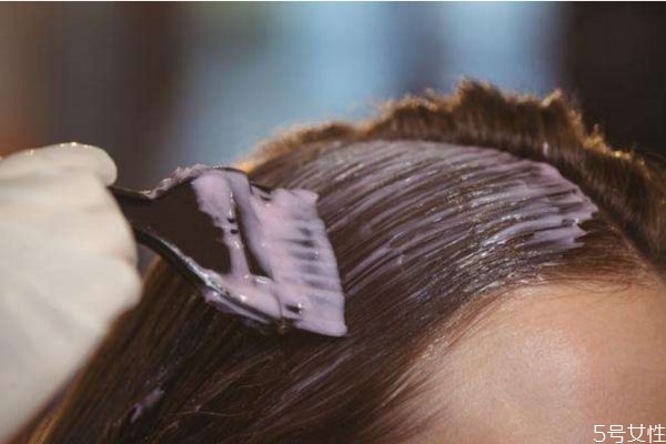 如何讓染過(guò)的顏色掉色慢一些 染發(fā)不掉色的小竅門 如何讓染過(guò)的顏色掉色慢一些 染發(fā)不掉色的小竅門