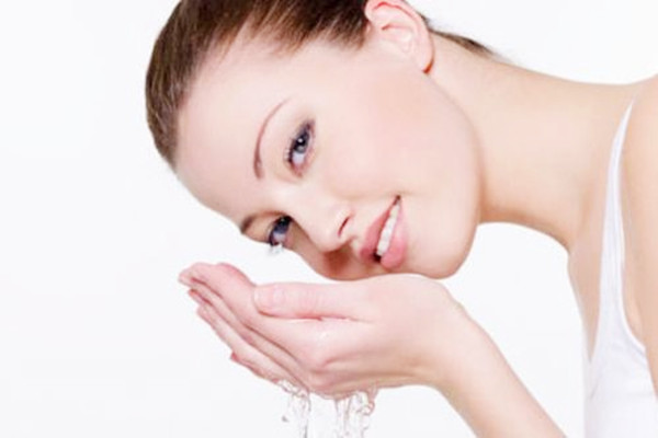 生理鹽水敷臉的方法 生理鹽水敷臉的作用 生理鹽水敷臉的方法 生理鹽水敷臉的作用