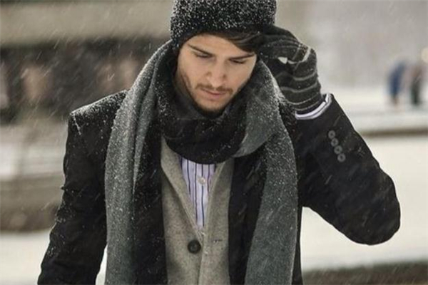 男生戴什么圍巾好看 什么圍巾適合男生戴 男生戴什么圍巾好看 什么圍巾適合男生戴