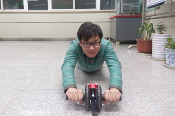 初級健腹輪一天做多少合適 做健腹輪的注意事項 初級健腹輪一天做多少合適 做健腹輪的注意事項