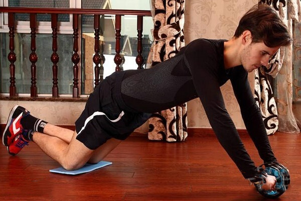 初級健腹輪一天做多少合適 做健腹輪的注意事項 初級健腹輪一天做多少合適 做健腹輪的注意事項