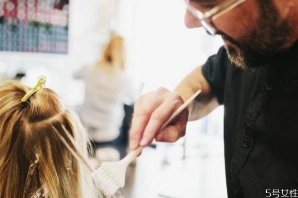 如何讓染過(guò)的顏色掉色慢一些 染發(fā)不掉色的小竅門 如何讓染過(guò)的顏色掉色慢一些 染發(fā)不掉色的小竅門