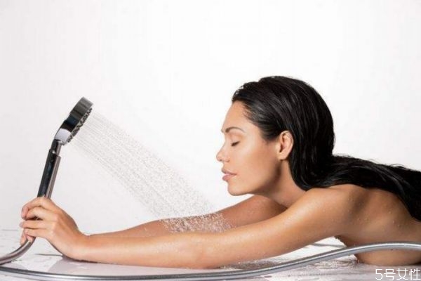 哪些人群容易在洗澡時出現(xiàn)暈厥 怎么避免洗澡時出現(xiàn)暈厥 哪些人群容易在洗澡時出現(xiàn)暈厥 怎么避免洗澡時出現(xiàn)暈厥