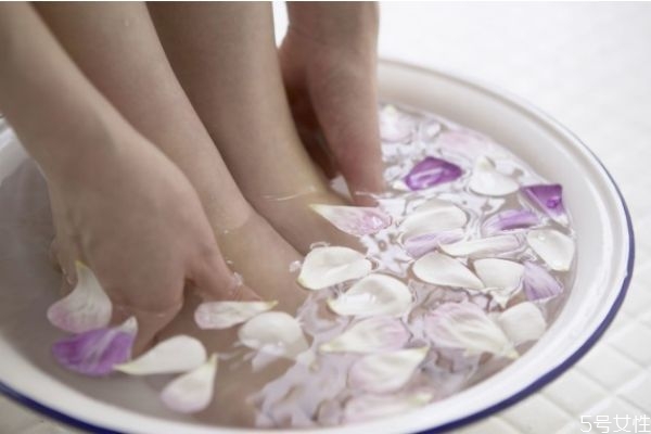 每天泡腳好嗎 泡腳多長時(shí)間最好 每天泡腳好嗎 泡腳多長時(shí)間最好