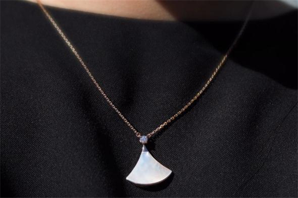 白貝母可以戴著洗澡嗎 白貝母為什么不能碰水 白貝母可以戴著洗澡嗎 白貝母為什么不能碰水