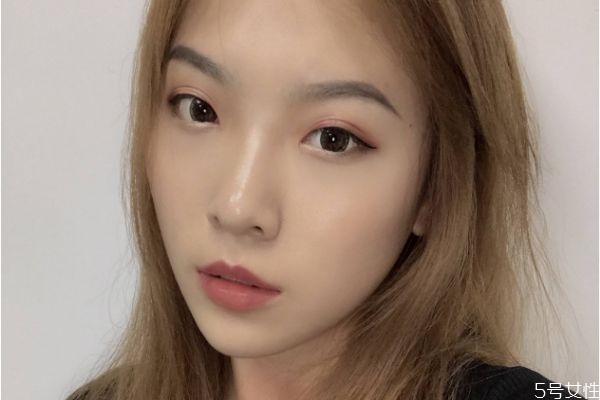 什么人群不能做去腫眼泡手術(shù)呢 做這種手術(shù)有副作用嗎 什么人群不能做去腫眼泡手術(shù)呢 做這種手術(shù)有副作用嗎