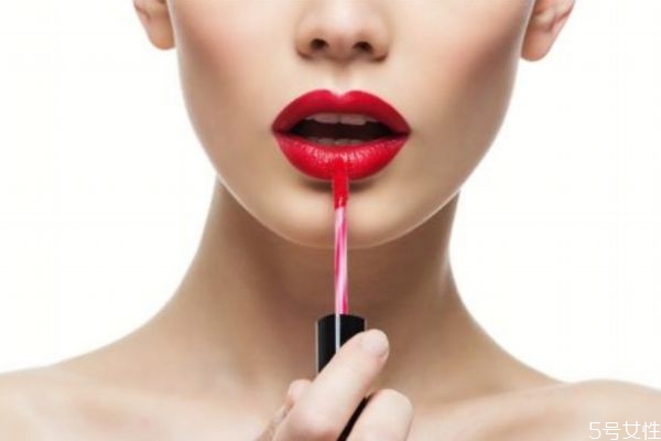 吃口紅會(huì)中毒嗎 吃飯喝水把口紅吃掉了會(huì)中毒嗎 吃口紅會(huì)中毒嗎 吃飯喝水把口紅吃掉了會(huì)中毒嗎