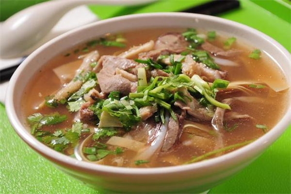 牛肉湯怎么做好喝 牛肉湯里放什么配菜好吃 牛肉湯怎么做好喝 牛肉湯里放什么配菜好吃