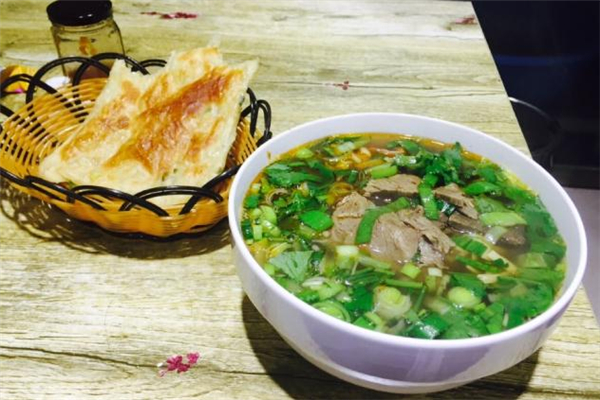 牛肉湯怎么做好喝 牛肉湯里放什么配菜好吃 牛肉湯怎么做好喝 牛肉湯里放什么配菜好吃