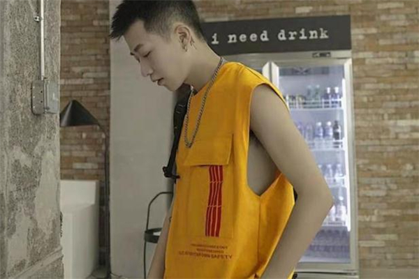 男生背心什么顏色好看 男生穿什么顏色背心百搭 男生背心什么顏色好看 男生穿什么顏色背心百搭