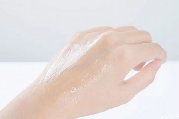 為什么冬天臉也會(huì)出油呢 冬天臉部需要補(bǔ)水嗎 為什么冬天臉也會(huì)出油呢 冬天臉部需要補(bǔ)水嗎