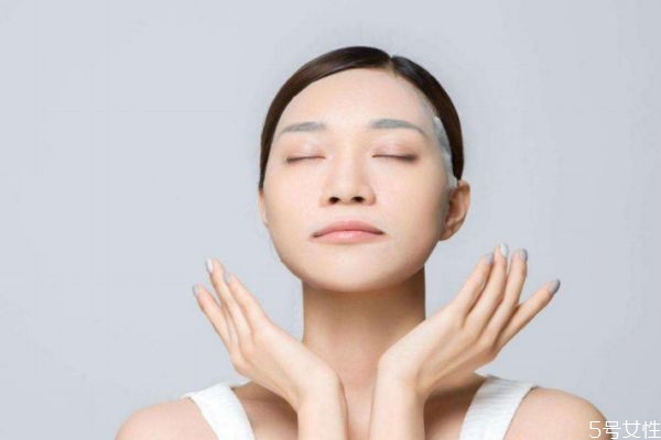 為什么冬天臉也會(huì)出油呢 冬天臉部需要補(bǔ)水嗎 為什么冬天臉也會(huì)出油呢 冬天臉部需要補(bǔ)水嗎