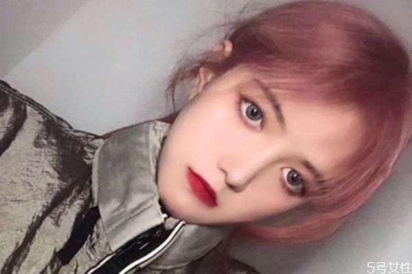 粉棕色怎么染 粉棕色頭發(fā)需要漂嗎 粉棕色怎么染 粉棕色頭發(fā)需要漂嗎