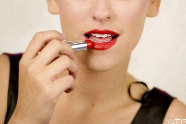吃口紅會(huì)中毒嗎 吃飯喝水把口紅吃掉了會(huì)中毒嗎 吃口紅會(huì)中毒嗎 吃飯喝水把口紅吃掉了會(huì)中毒嗎