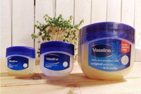凡士林為什么涂起來這么油 凡士林那么油怎么用 凡士林為什么涂起來這么油 凡士林那么油怎么用