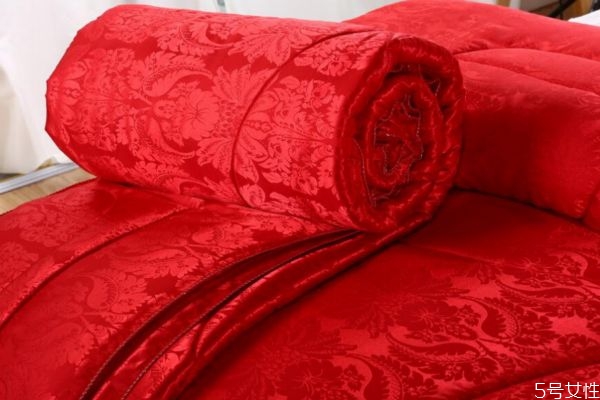 蠶絲被應(yīng)該怎么保養(yǎng)呢 蠶絲被可以水洗嗎 蠶絲被應(yīng)該怎么保養(yǎng)呢 蠶絲被可以水洗嗎