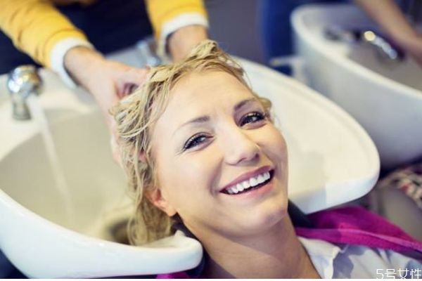 為什么頭發(fā)會(huì)出油呢 頭發(fā)出油的原因有什么呢 為什么頭發(fā)會(huì)出油呢 頭發(fā)出油的原因有什么呢