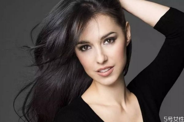 為什么頭發(fā)會(huì)出油呢 頭發(fā)出油的原因有什么呢 為什么頭發(fā)會(huì)出油呢 頭發(fā)出油的原因有什么呢