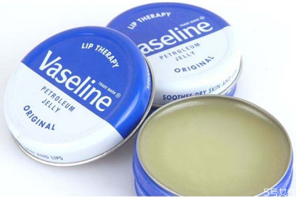 凡士林為什么涂起來這么油 凡士林那么油怎么用 凡士林為什么涂起來這么油 凡士林那么油怎么用