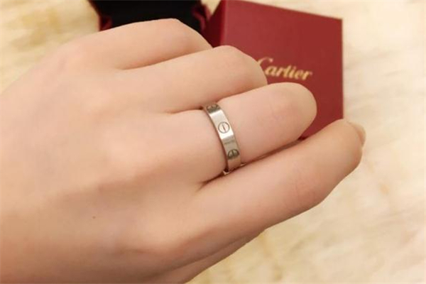 卡地亞戒指會(huì)褪色嗎 卡地亞戒指褪色怎么辦 卡地亞戒指會(huì)褪色嗎 卡地亞戒指褪色怎么辦