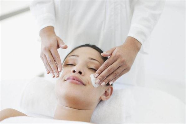 灌膚后要洗臉嗎 灌膚后要用洗面奶嗎 灌膚后要洗臉嗎 灌膚后要用洗面奶嗎