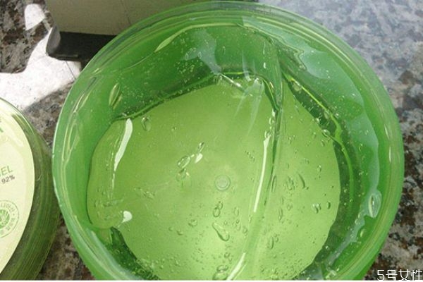 蘆薈膠可以去雞皮膚嗎 雞皮膚涂蘆薈膠有用嗎 蘆薈膠可以去雞皮膚嗎 雞皮膚涂蘆薈膠有用嗎