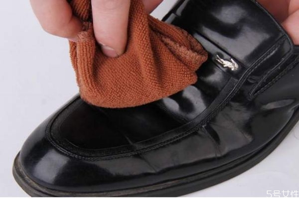 皮鞋有什么缺點(diǎn)嗎 皮鞋可以水洗嗎 皮鞋有什么缺點(diǎn)嗎 皮鞋可以水洗嗎
