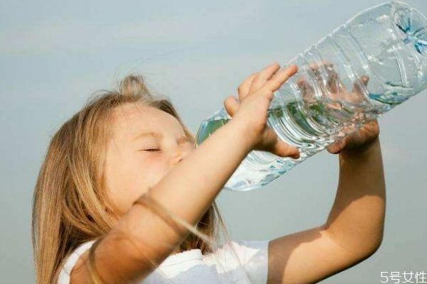 為什么要多喝水呢 多喝水有什么好呢 為什么要多喝水呢 多喝水有什么好呢