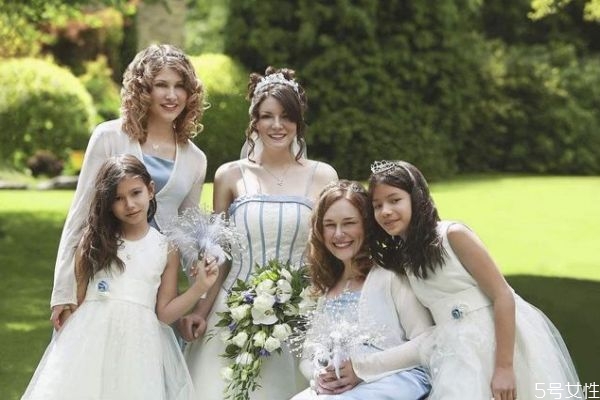 伴娘可以是單數(shù)嗎 伴娘是單數(shù)還是雙數(shù) 伴娘可以是單數(shù)嗎 伴娘是單數(shù)還是雙數(shù)