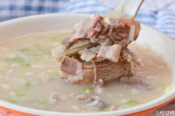 秋冬季喝什么湯比較好呢 牛肉湯有什么營(yíng)養(yǎng)價(jià)值呢 秋冬季喝什么湯比較好呢 牛肉湯有什么營(yíng)養(yǎng)價(jià)值呢