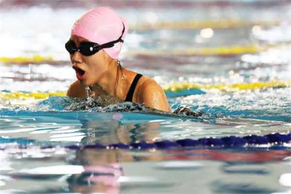 蛙泳蹬腿時(shí)腰要怎么樣 蛙泳蹬腿時(shí)是用腳心蹬水嗎 蛙泳蹬腿時(shí)腰要怎么樣 蛙泳蹬腿時(shí)是用腳心蹬水嗎