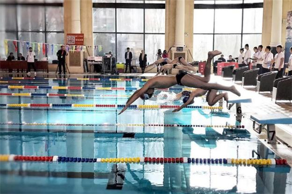 蛙泳蹬腿時(shí)腰要怎么樣 蛙泳蹬腿時(shí)是用腳心蹬水嗎 蛙泳蹬腿時(shí)腰要怎么樣 蛙泳蹬腿時(shí)是用腳心蹬水嗎