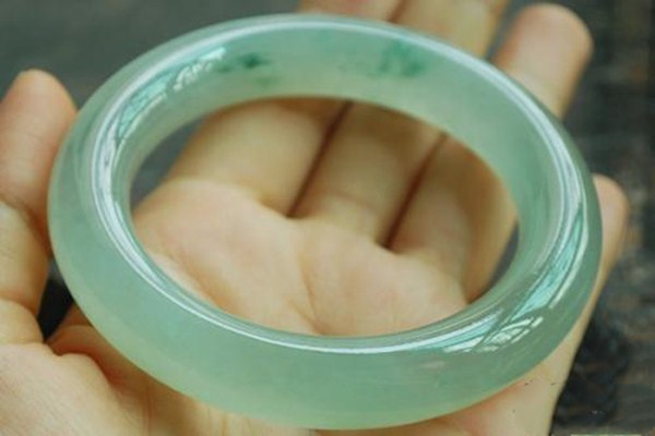 冰種翡翠怎么選 佩戴冰種翡翠的注意事項(xiàng) 冰種翡翠怎么選 佩戴冰種翡翠的注意事項(xiàng)