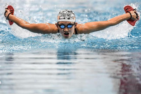 蛙泳為什么頭抬不高 蛙泳為什么頭抬不起來(lái)