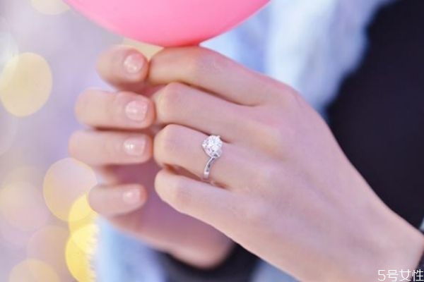求婚戒指一般戴哪個手指女生 求婚時應(yīng)注意的事項 求婚戒指一般戴哪個手指女生 求婚時應(yīng)注意的事項